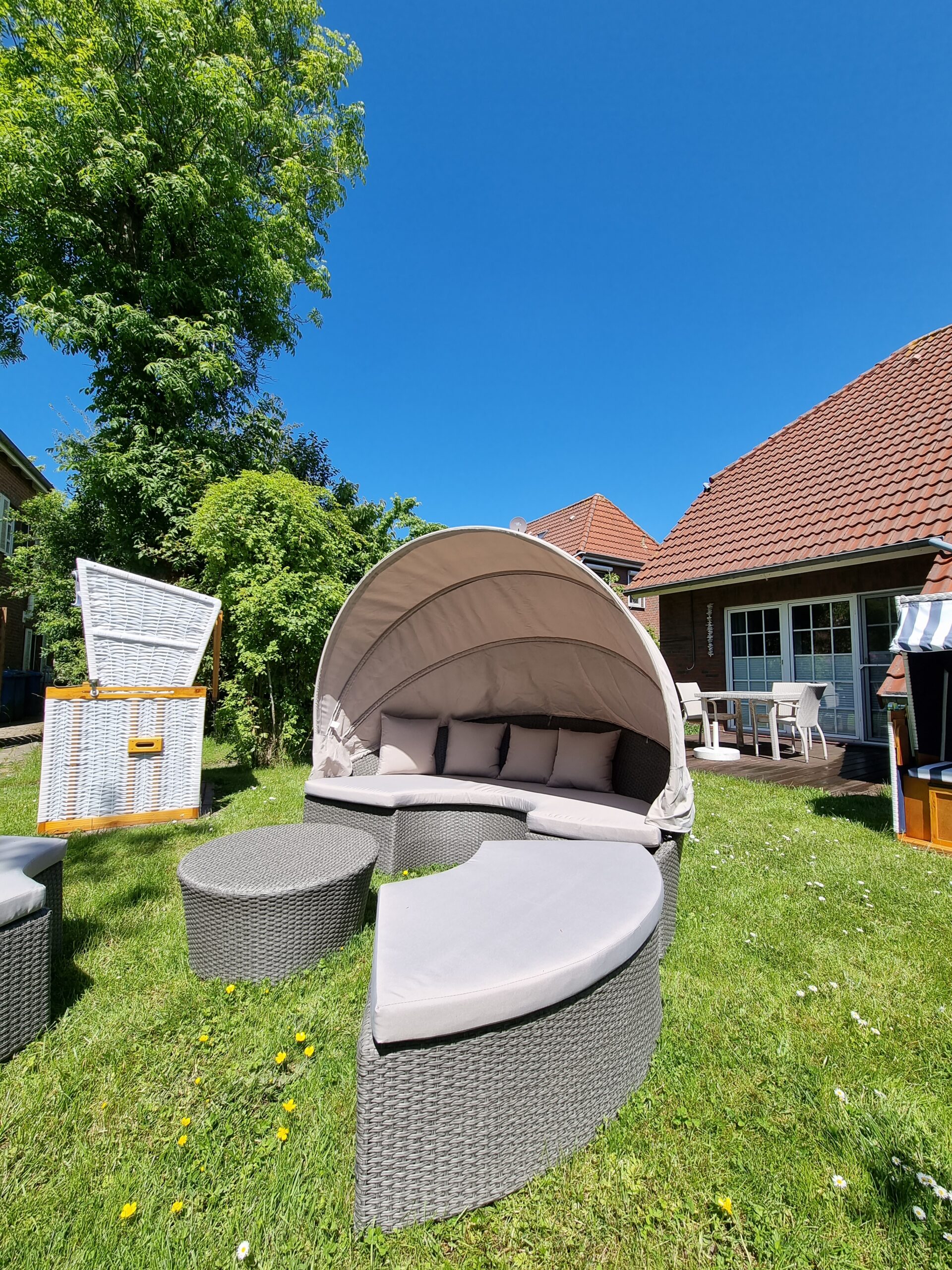 Sitzmöglichkeiten im Gartenbereich des Hotel Friesenhuus