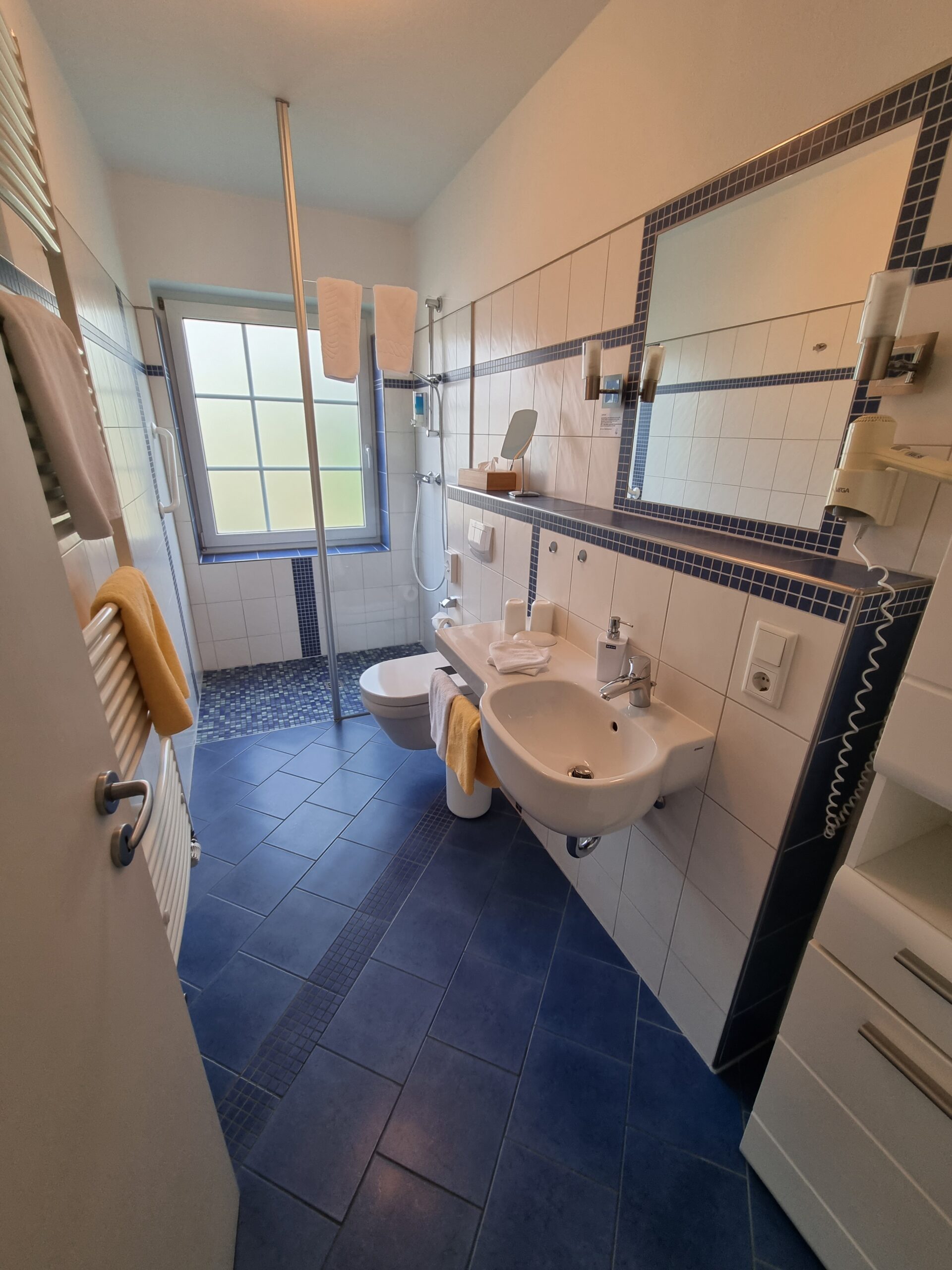 Badezimmer mit Dusch- und Waschbereich der Kaminsuite im Hotel Friesenhuus