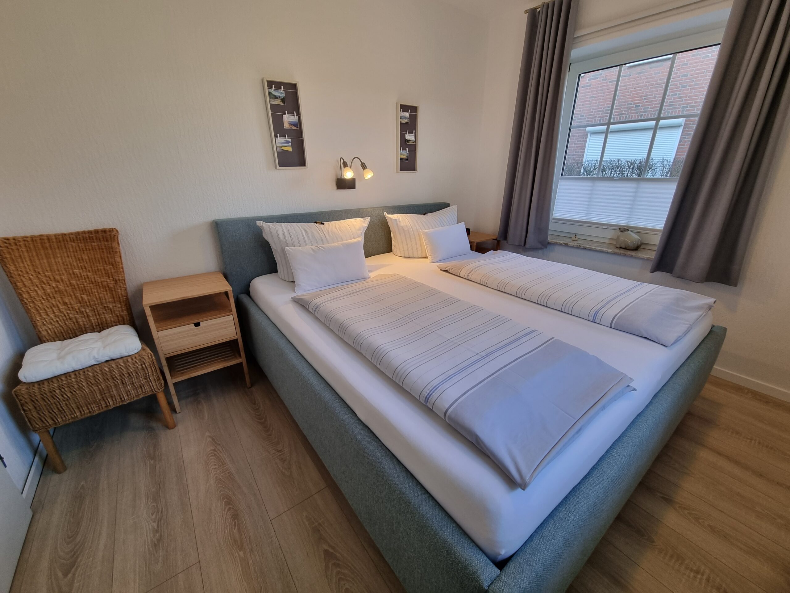 Doppelbettzimmer mit Sicht auf ein Fenster in einer Hotelsuite im Hotel Friesenhuus