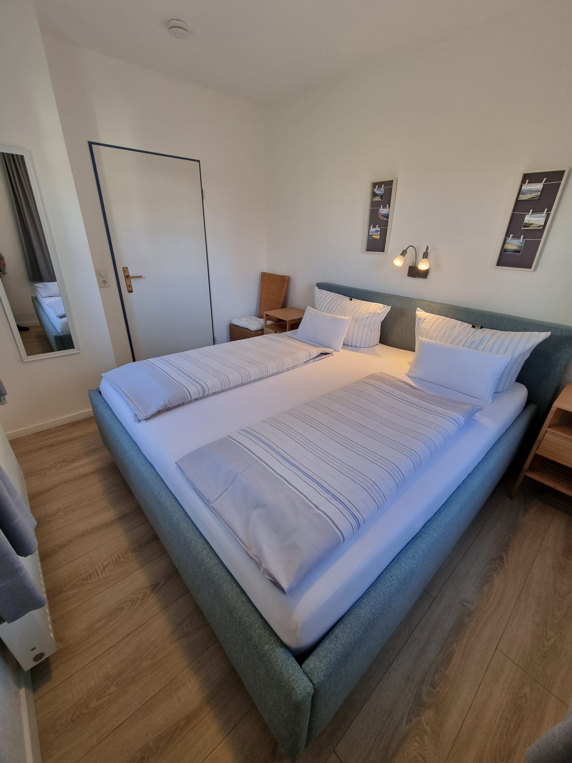 Doppelbettzimmer in einer Hotelsuite im Hotel Friesenhuus