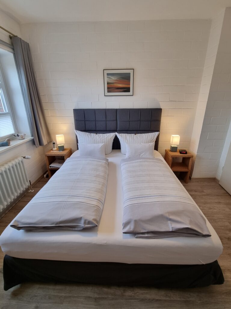 Doppelbett im Hotelzimmer des Hotel Friesenhuus