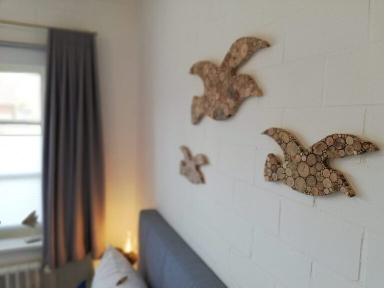 Dekorative Möwen aus Holz in einem Hotelzimmer